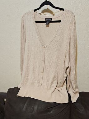 Design365 Women's Cream V-Neck Button-Front Cardigan